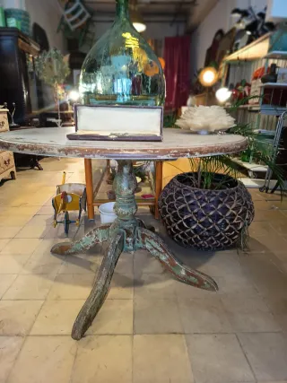 Mesa redonda madera antigua.