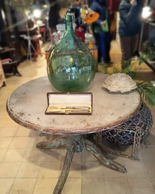 Mesa redonda madera antigua.