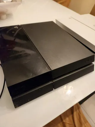 Consola PS4 Negra y Blanca para repuesto leer des