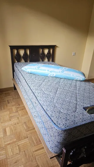 Cama de 90 con cabecero de madera tallada