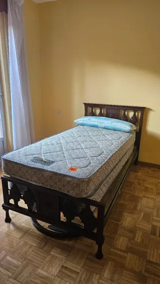 Cama de 90 con cabecero de madera tallada