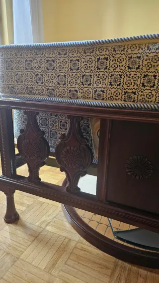 Cama de 90 con cabecero de madera tallada