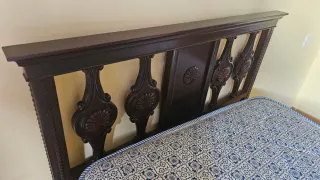 Cama de 90 con cabecero de madera tallada
