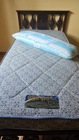 Cama de 90 con cabecero de madera tallada