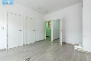 Local comercial en venta en Cervantes en Granada