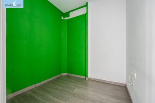 Local comercial en venta en Cervantes en Granada