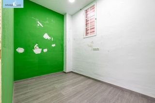 Local comercial en venta en Cervantes en Granada
