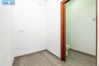 Local comercial en venta en Cervantes en Granada