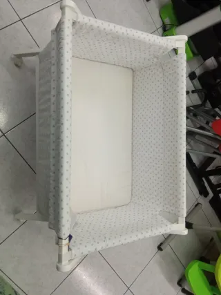 Minicuna blanca de madera