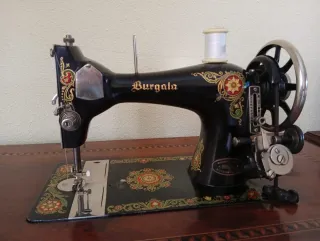 Máquina de coser antigua Burgala