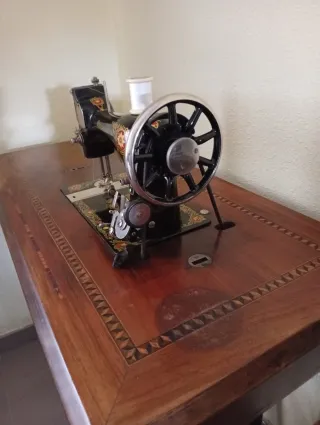 Máquina de coser antigua Burgala