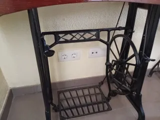 Máquina de coser antigua Burgala