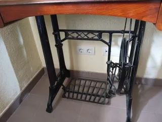 Máquina de coser antigua Burgala