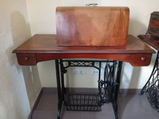 Máquina de coser antigua Burgala