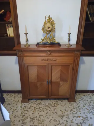 Mueble de salón de madera. Con Reloj soporte vela