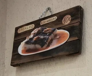 Cartel Retro en madera y relieve para hostelería