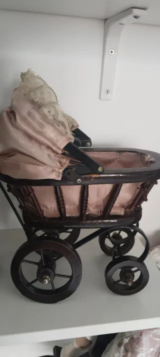 Cochecito de muñeca antiguo
