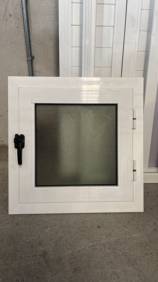 Ventana de baño blanca con manilla