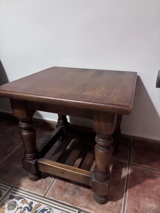 Mesa auxiliar de madera rústica
