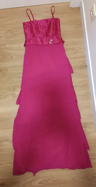 Vestido de fiesta rosa con volantes
