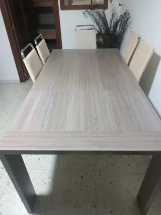 Mesa de comedor de madera