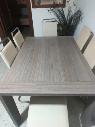 Mesa de comedor de madera