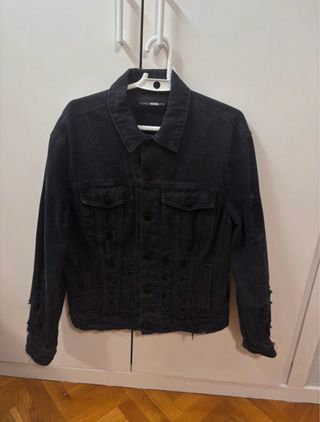 Chaqueta vaquera Fashion Nova negra desgastada