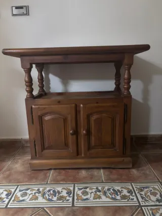 Mueble de madera con puertas