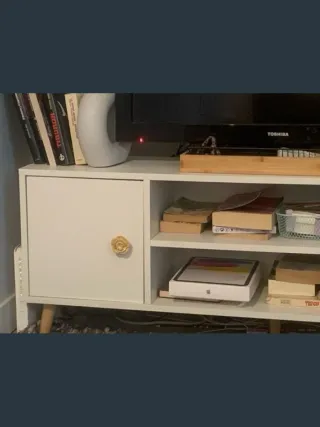 Mesita de salón blanca con pomo de flor