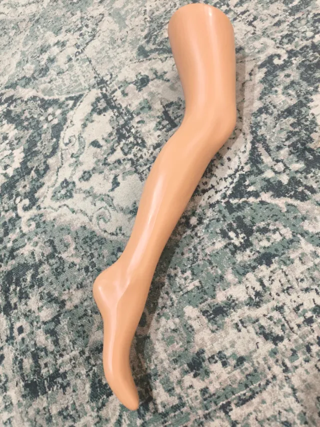Pierna de maniquí beige