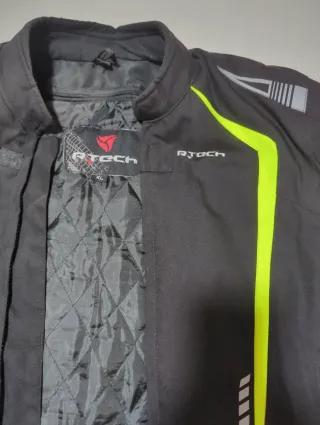 Chaqueta de moto negra con detalles amarillos