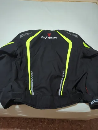 Chaqueta de moto negra con detalles amarillos