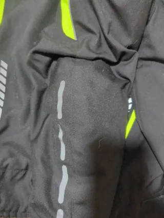 Chaqueta de moto negra con detalles amarillos