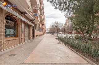 Local comercial en venta en Cervantes en Granada