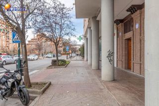 Local comercial en venta en Cervantes en Granada