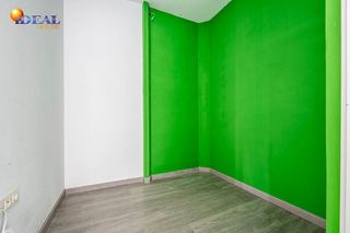 Local comercial en venta en Cervantes en Granada