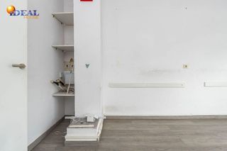 Local comercial en venta en Cervantes en Granada