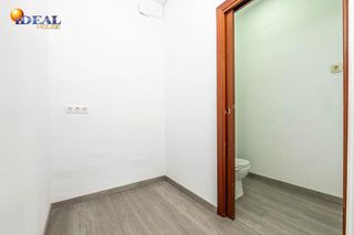 Local comercial en venta en Cervantes en Granada