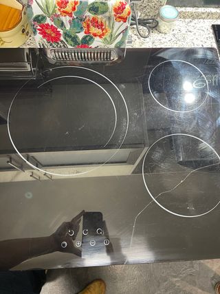 Piano cottura in vetroceramica con crepa