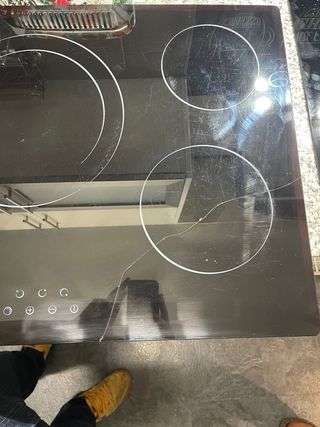 Piano cottura in vetroceramica con crepa