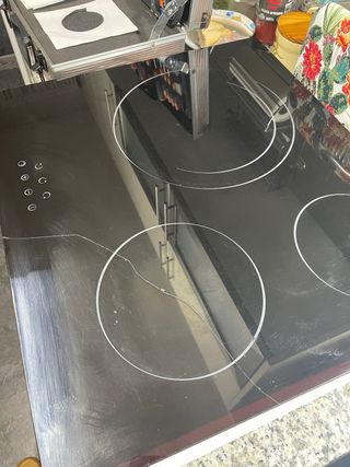 Piano cottura in vetroceramica con crepa