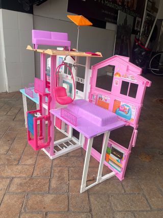 Casa de Barbie rosa y blanca