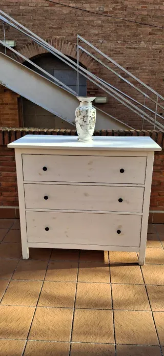 Cómoda de madera beige y blanca