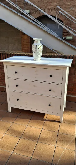 Cómoda de madera beige y blanca