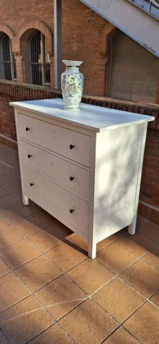 Cómoda de madera beige y blanca