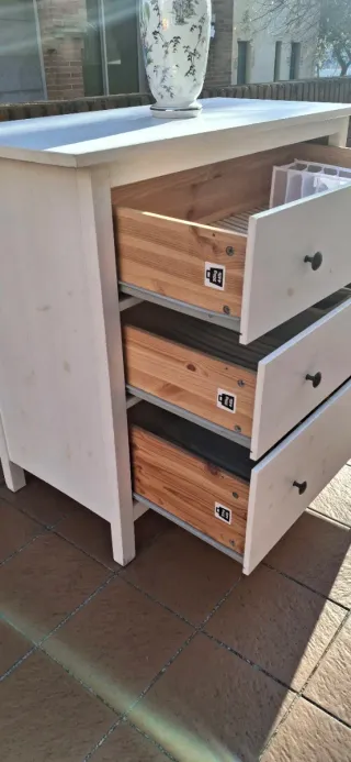 Cómoda de madera beige y blanca