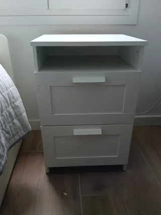 Mesita de noche blanca de madera con dos cajones