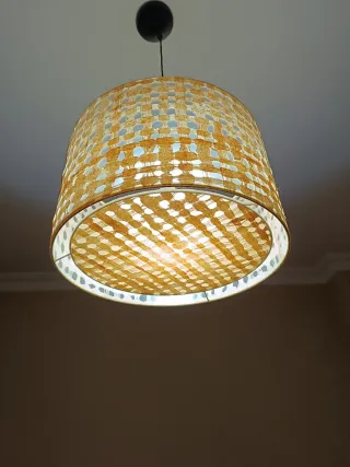 Lámpara de techo dorada y blanca