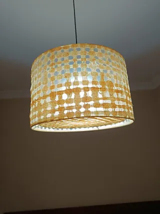 Lámpara de techo dorada y blanca