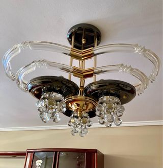 Lámparas de techo colgante de cristal y metal.